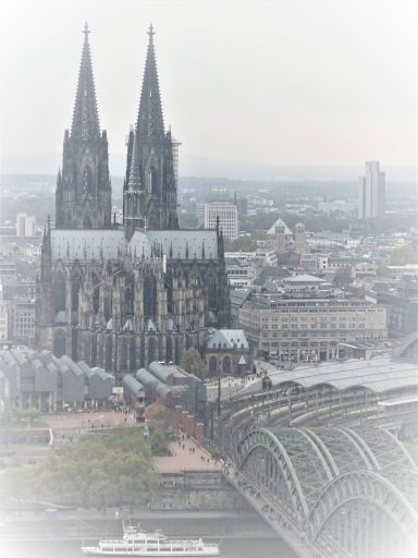 Blick auf die Türme des Kölner Doms über der Stadtlandschaft.