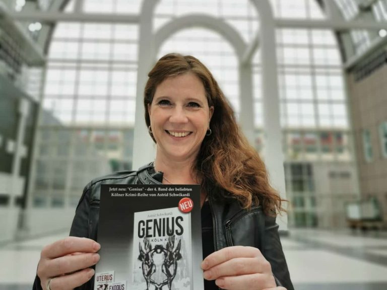Frau hält das Buch "GENIUS" in modernem, lichtdurchflutetem Gebäude.